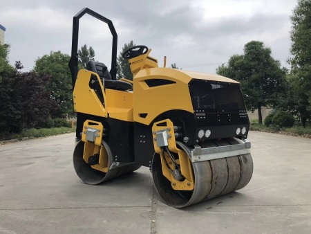 LTC2015双钢轮轮无级变速振动压路机